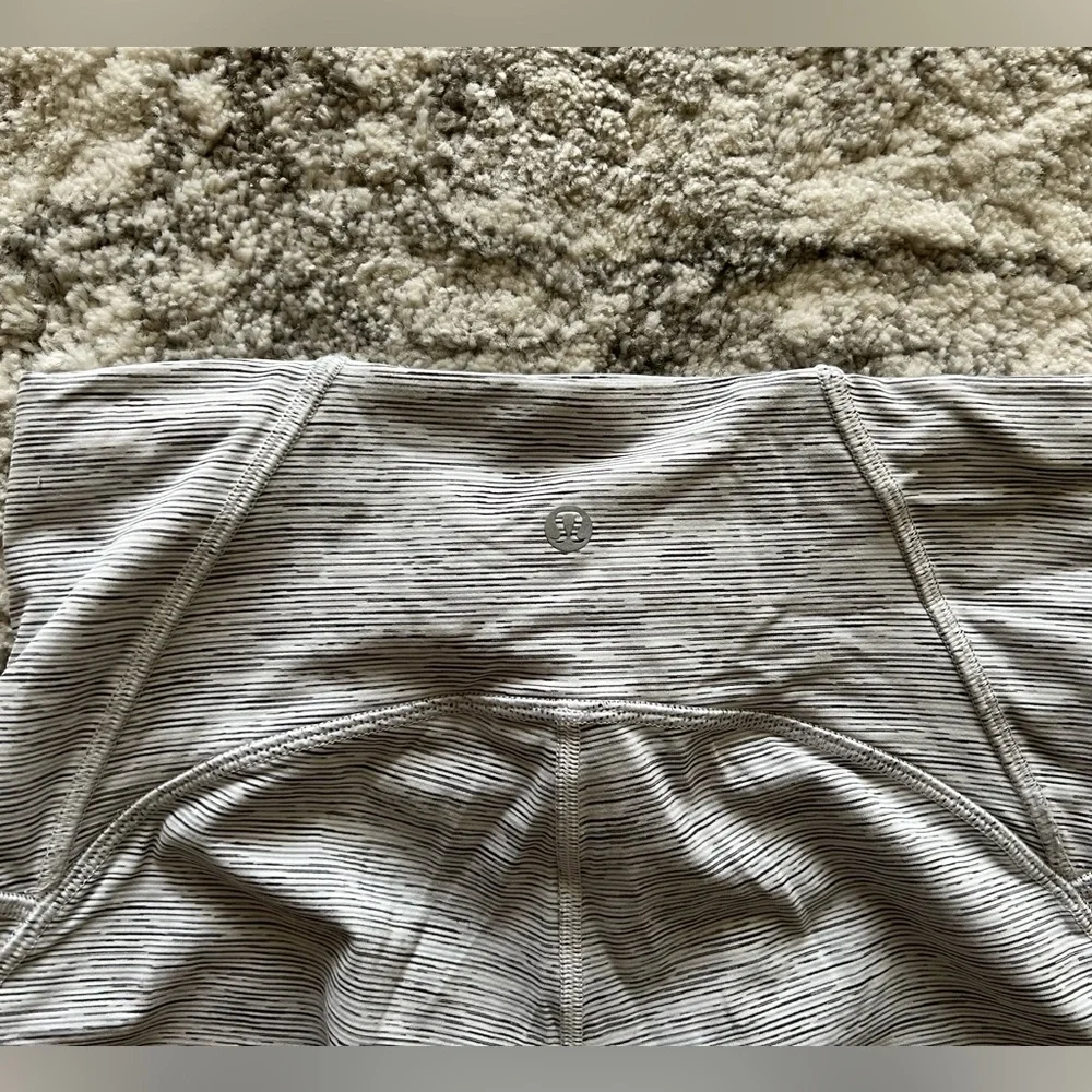 Lululemon leggings size 6 - Picture 3 of 5